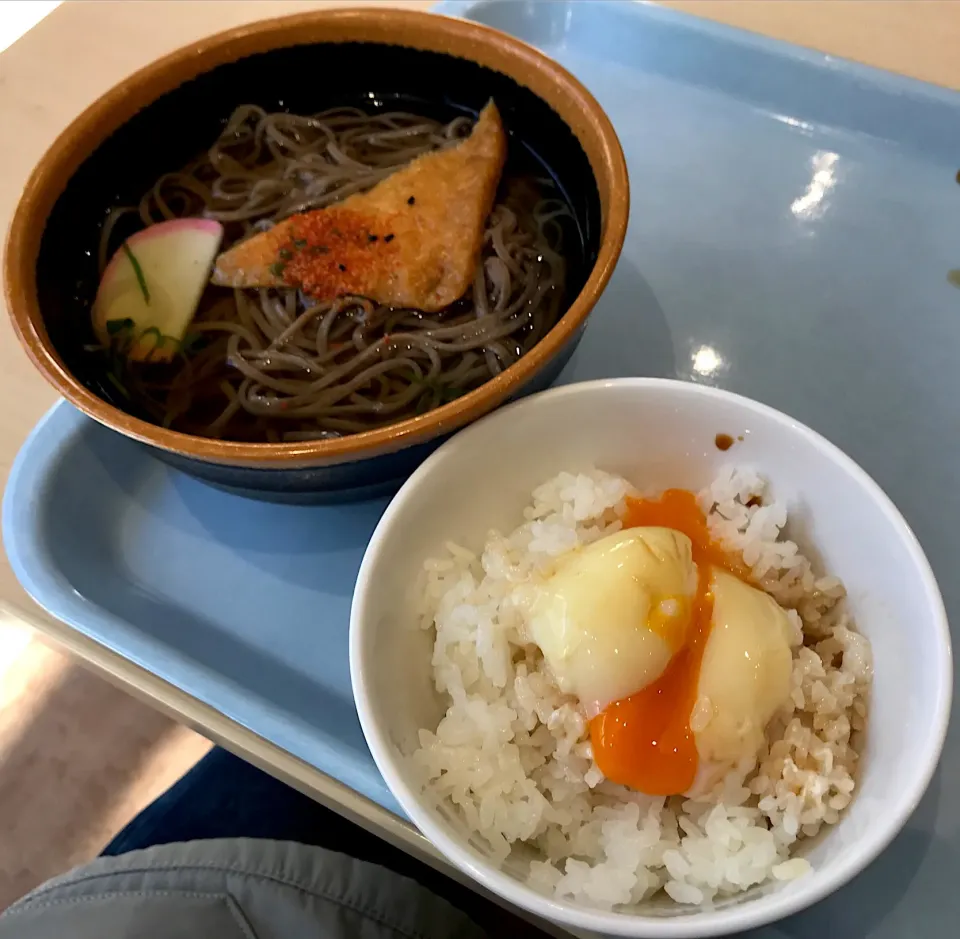 今日は月並みだけど、某家電メーカー社食のメニューに飽きたので、温泉卵かけご飯＋団子ヌル出汁蕎麦どす。安定のヌルさでしたわ🤣|にゃあ（芸名）さん