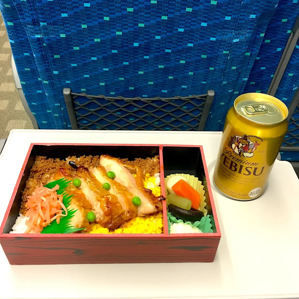 世界の車窓から♬ (▰˘◡˘▰)☝︎
今日のお弁当‼︎ 31 January
 #世界の車窓から  #お弁当  #弁当  #obento  #bento  #ビール  #新幹線  #駅弁|Yoshinobu Nakagawaさん