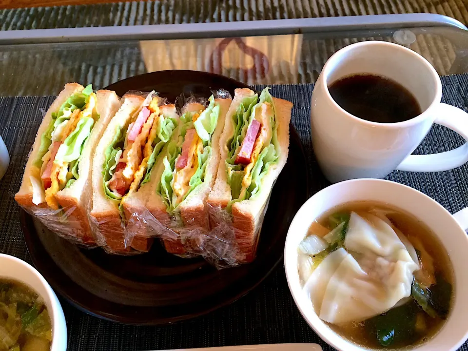 今日の男子料理 朝食は、サンドイッチ😊👍 #タマゴレタスタップリサンドイッチ ワンタンと野菜のスープ #コーヒー|Booパパさん