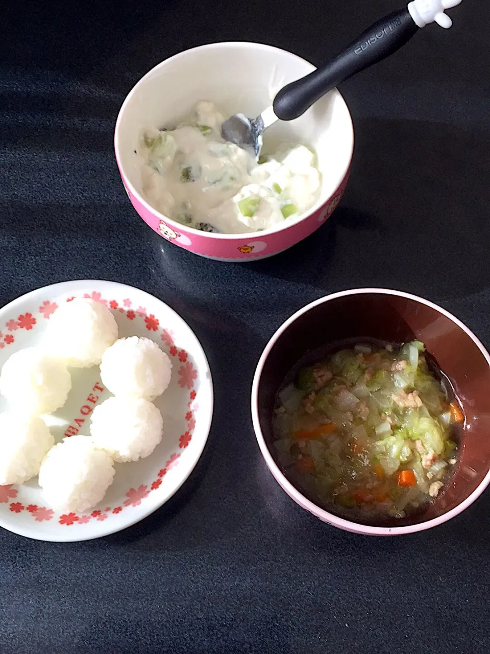 離乳食 朝
・おにぎり
・白菜と豚肉のあんかけ
・キウイ豆乳グルト|ぺろたんさん