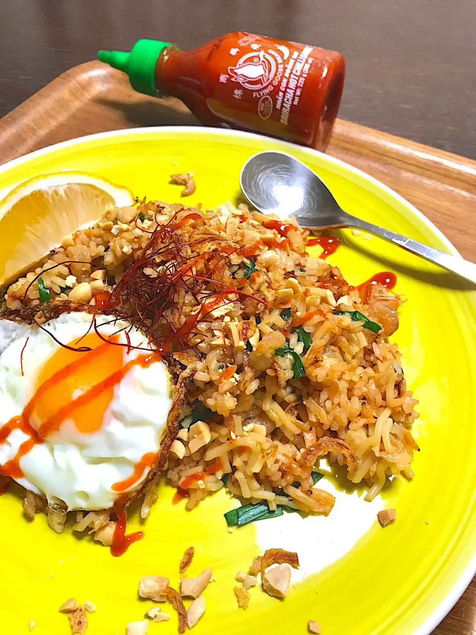 Tomoko Itoさんの料理 エスニックそば飯💕  #炊き込みご飯  #エスニック焼きそば  #子供も食べやすい  #目玉焼きのせ  #シラチャーソース|るん♪さん