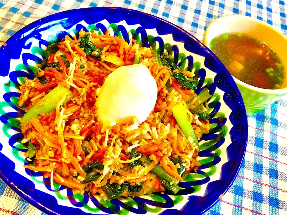 Snapdishの料理写真:温玉のせビビンバ丼
＆海苔とお豆腐のスープLUNCH|KANAさん