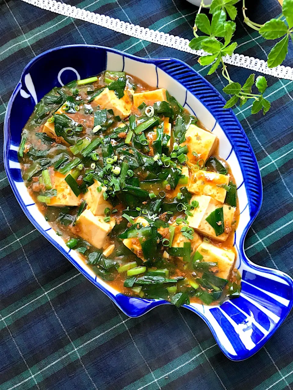 🍚白飯ススム‼️ニラどっさり 大辛 麻婆豆腐😋|Hollyさん