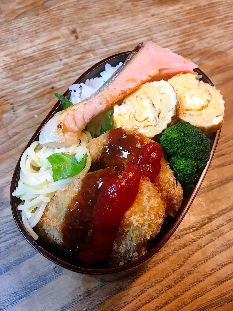 Snapdishの料理写真:今日のお弁当 ・コロッケ ・チーズ入り出汁巻 ・塩シャケ ・セロリソースパスタ|akiさん