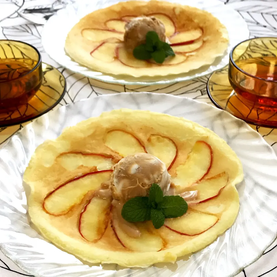 Snapdishの料理写真:薄切りリンゴのクレープ🍎キャラメルミルクアイスのせ|アスママさん