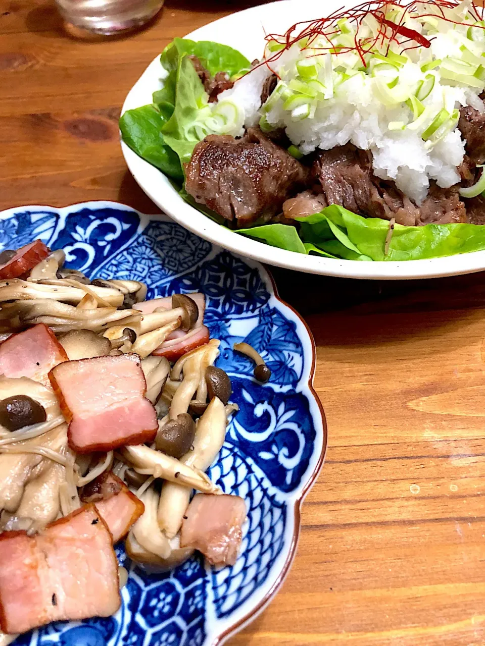 Snapdishの料理写真:牛肉の大根おろしポン酢と吊るしベーコンとキノコの炒め🍄|Lindaさん