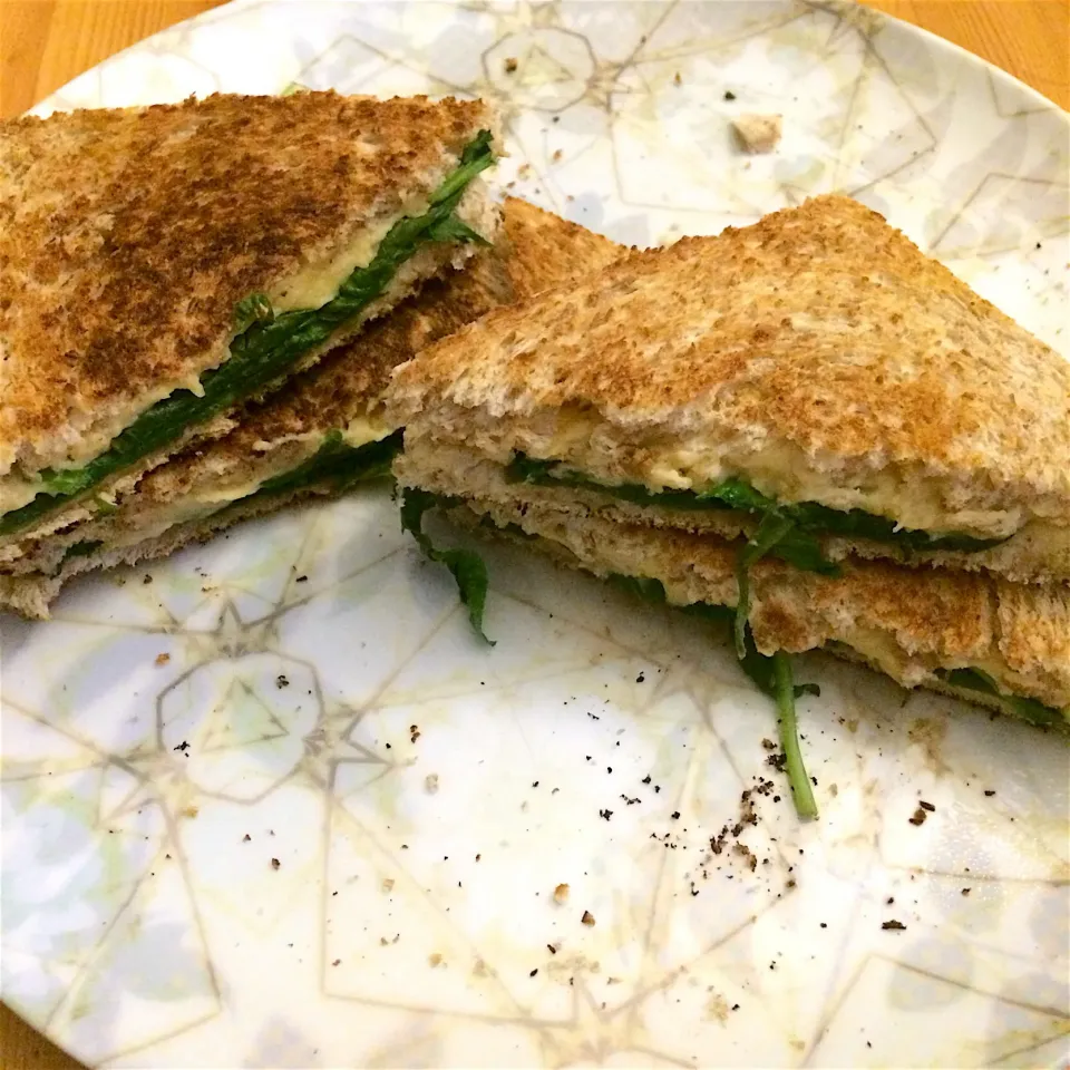 Grilled hummus and spinach sandwich|MissYumYumさん