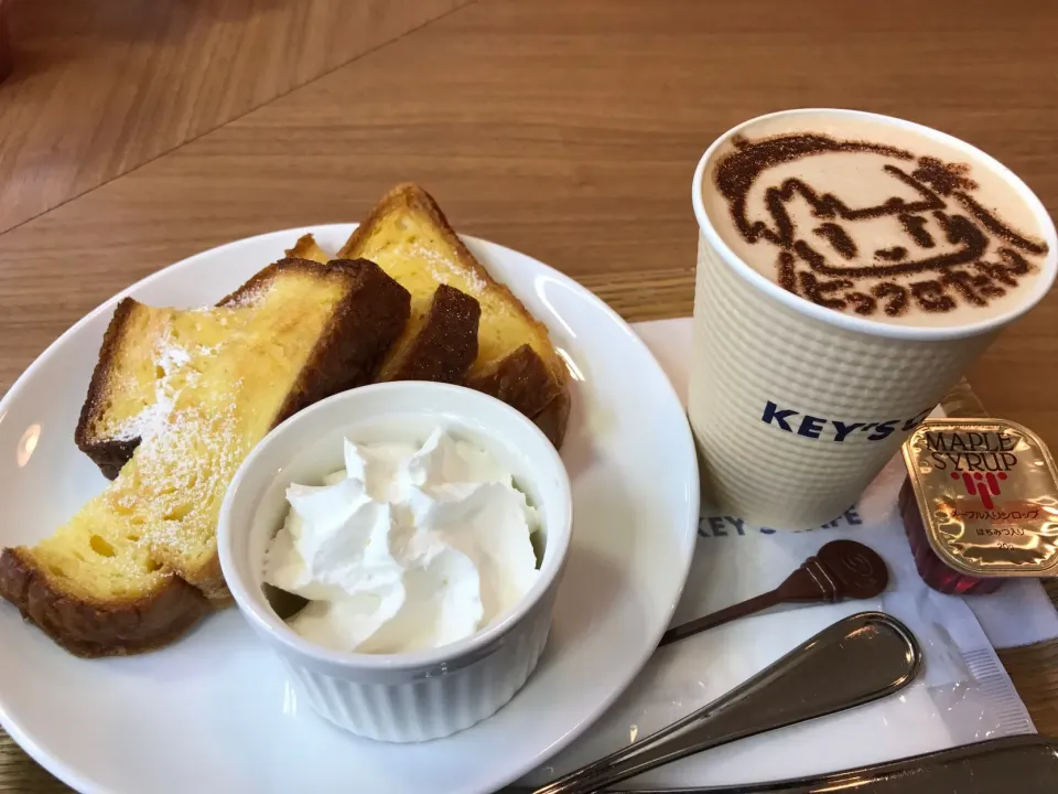 Snapdishの料理写真:フレンチトーストとビックロたんカフェラテ|手品先輩さん