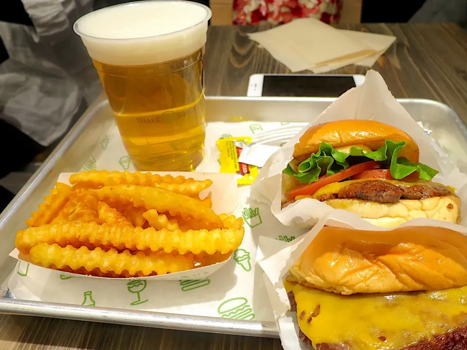 Snapdishの料理写真:シャックバーガーとチーズバーガー @ Shake Shack|Mickeeさん