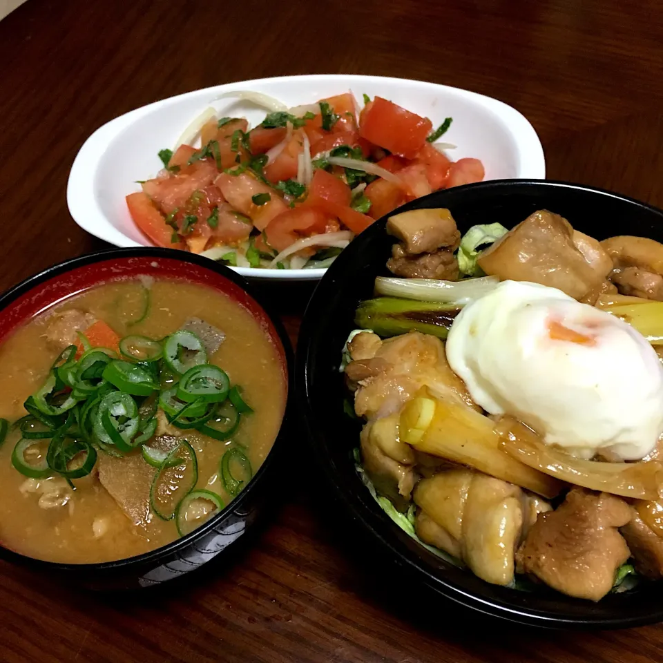 焼き鳥丼、豚汁、トマトと大葉のサラダ|星猫さん