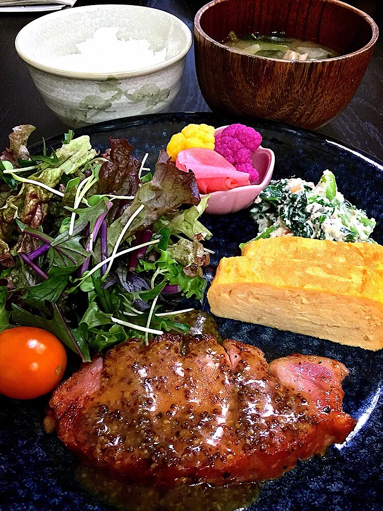 ⭐️ハムステーキ  ハニーマスタードソース
⭐️たまご焼き
⭐️ほうれん草の白和え
⭐️カリフラワーと紅大根のピクルス
⭐️蕪と小松菜の味噌汁
⭐️もち麦ごはん|よっちぃさん