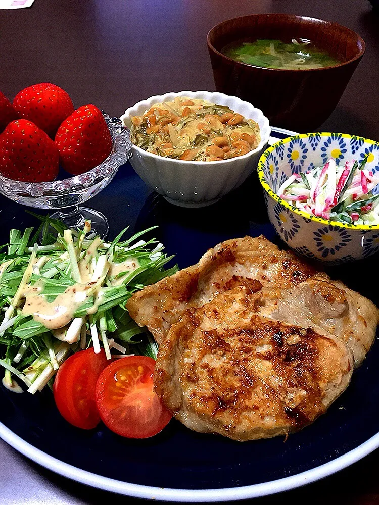 ⭐️豚肉のだしマリネ焼き
⭐️紅大根ときゅうりのマヨサラダ
⭐️めかぶ納豆
⭐️いちご
⭐️小松菜ともやしの味噌汁|よっちぃさん