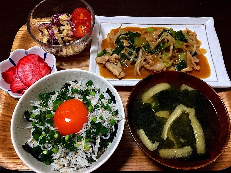 ⭐️もち麦ごはんでネギ塩しらす丼
⭐️わかめと油揚げの味噌汁
⭐️豚バラともやしのオイスター炒め
⭐️キャベツの海苔マヨサラダ
⭐️紅大根の甘酢漬け|よっちぃさん