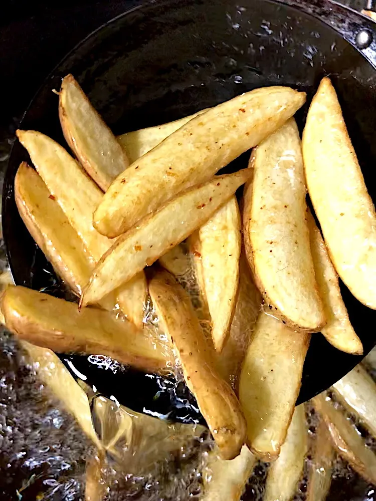 フライドポテト🍟 French fries 中華鍋で揚げ中|ガク魁‼︎男飯さん