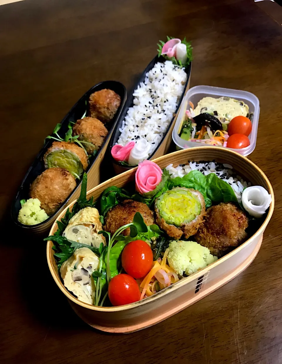 マダム とんちんさんの料理 今日の2人のお弁当🍱 芽キャベツかつれつ#カツレツ ♫|とんちんさん