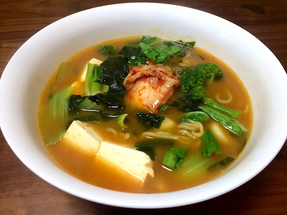 緑とワカメの濃いめ味噌らーめん🍜🌿|ぱぴこ家さん