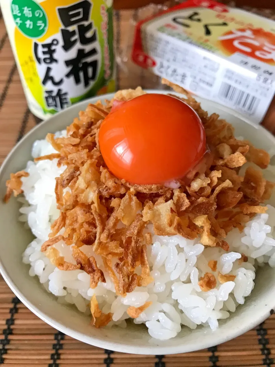 Snapdishの料理写真:フライドオニオンと昆布ぽん酢でTKG #とくたま|アッチさん