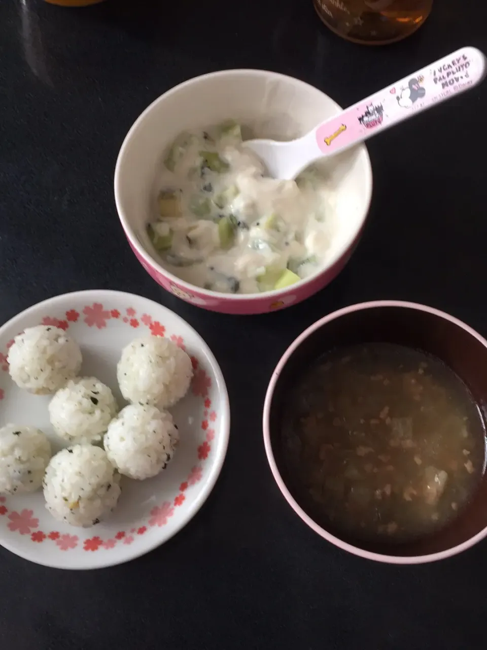 離乳食 朝
・ふりかけおにぎり
・大根と豚ひき肉のトロトロ煮
・キウイ豆乳グルト|ぺろたんさん