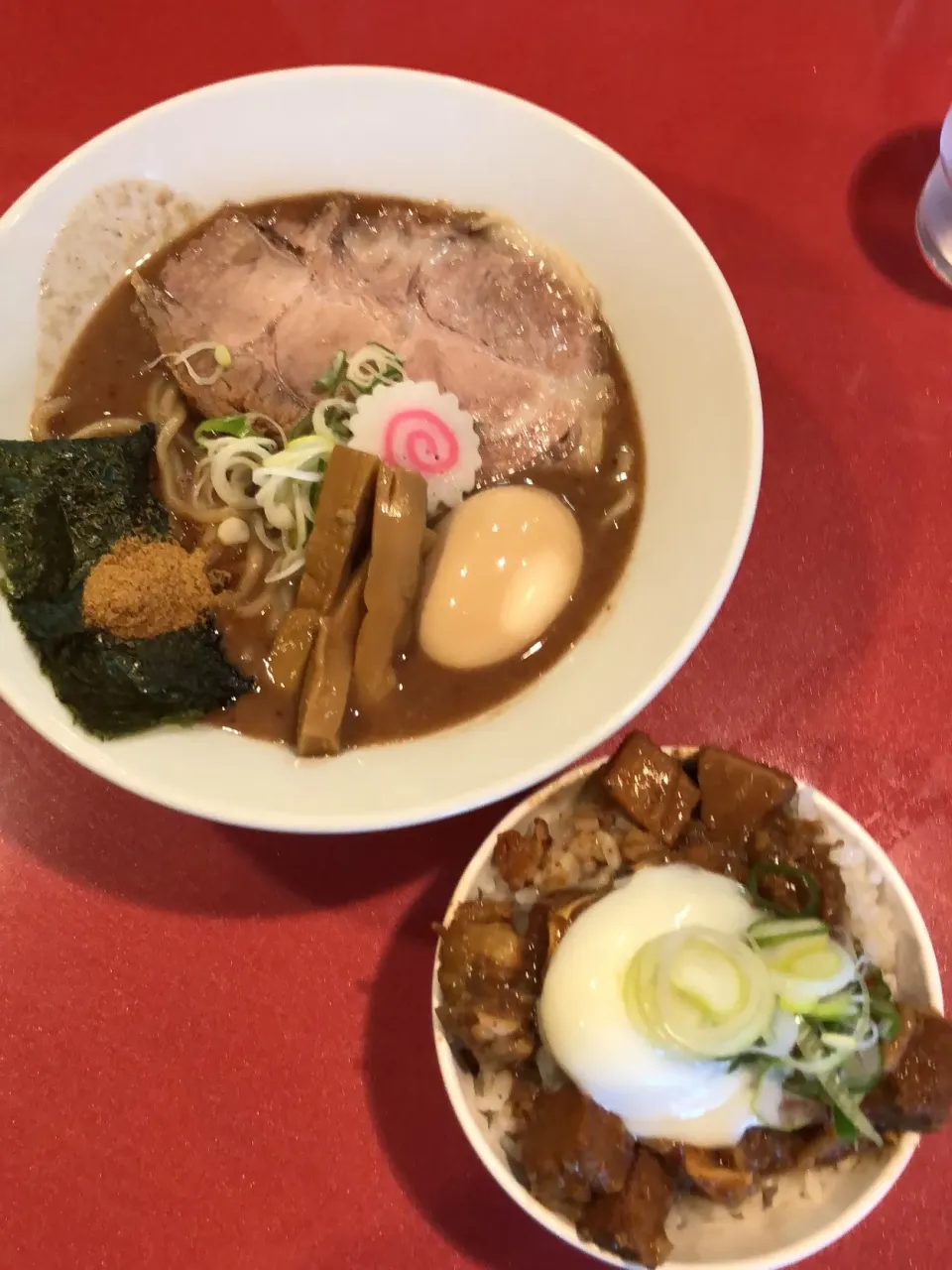 Snapdishの料理写真:群馬  麺屋しのはら三日月食堂   濃厚味玉豚骨醤油と温玉どて焼きご飯|rockiさん