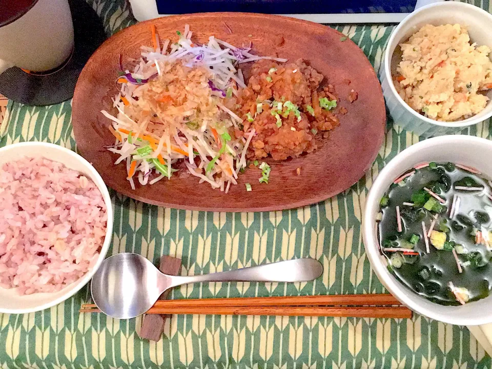 おひるごはん
唐揚げ(刻み生姜醤油漬けのせ)
大根サラダ
トロっと海藻スープ
卯の花
雑穀ごはん|yumyum😋さん