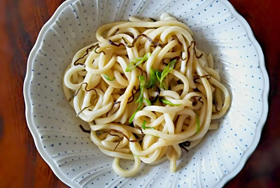 ごま油香る*レンジで塩昆布焼うどん風|みかんさん