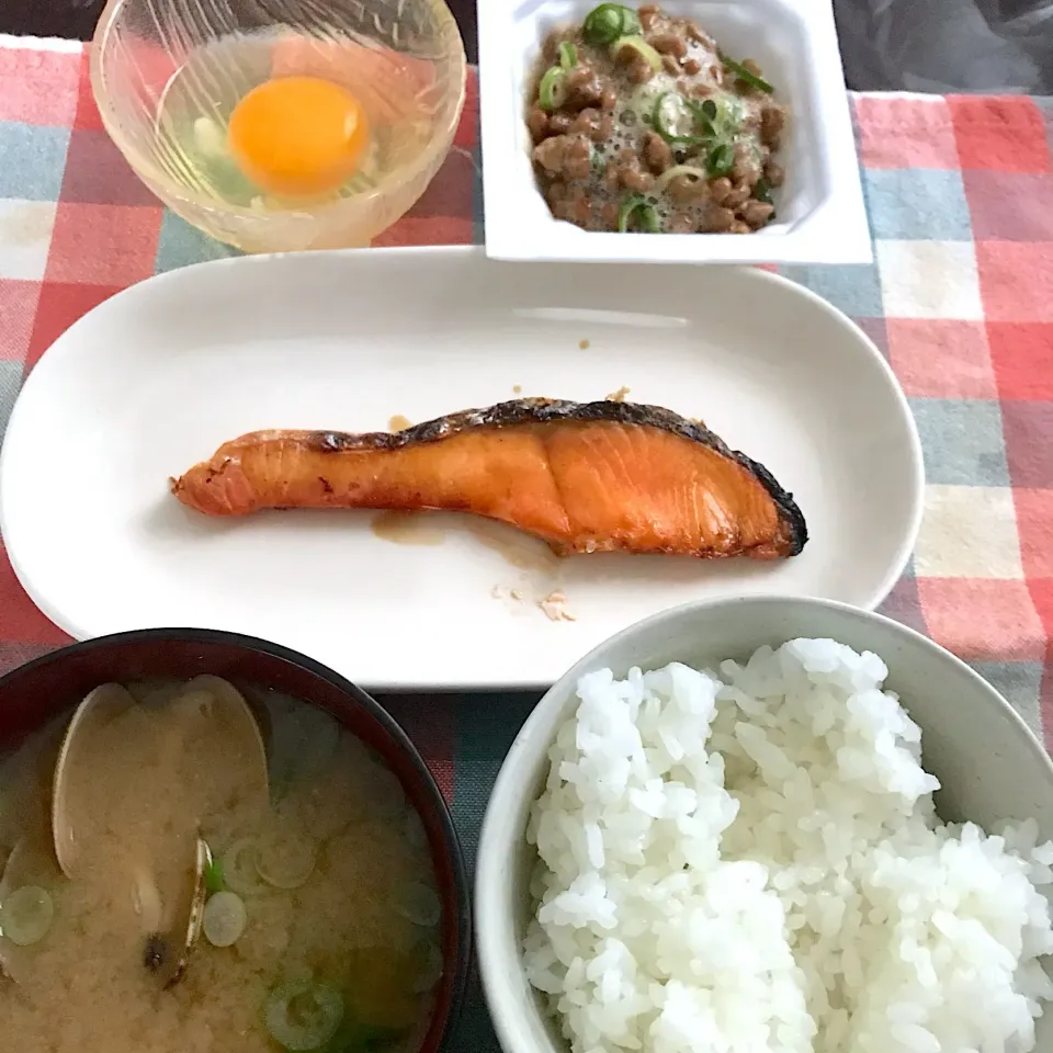 Snapdishの料理写真:焼鮭、納豆、アサリのお味噌汁、たまご|純さん