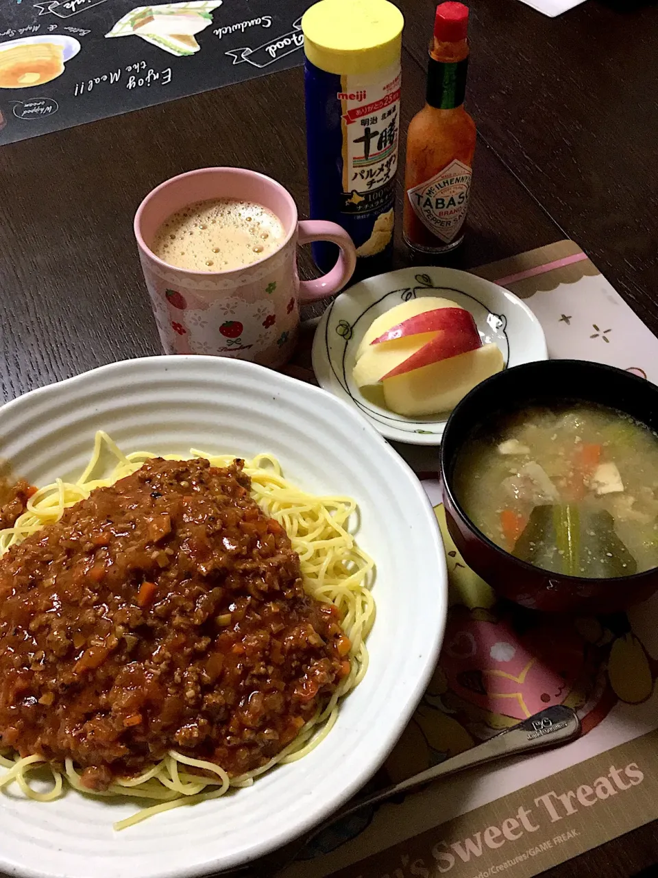 ミートソースパスタ、豚汁、リンゴ、カフェラテ(*^｡^*)|ライムさん