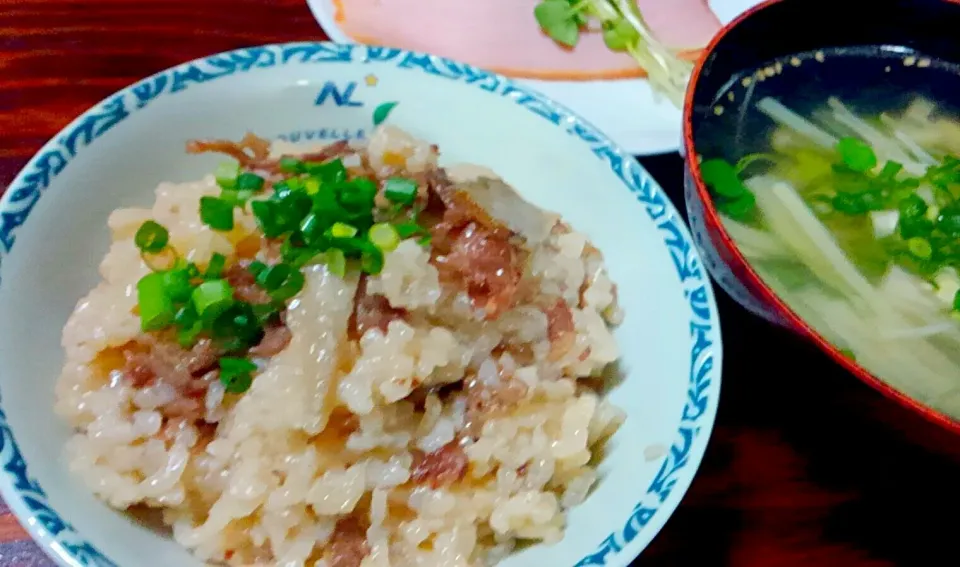 Snapdishの料理写真:七味さんの牛肉とごぼうの炊き込みご飯✨|かぴかぴさん