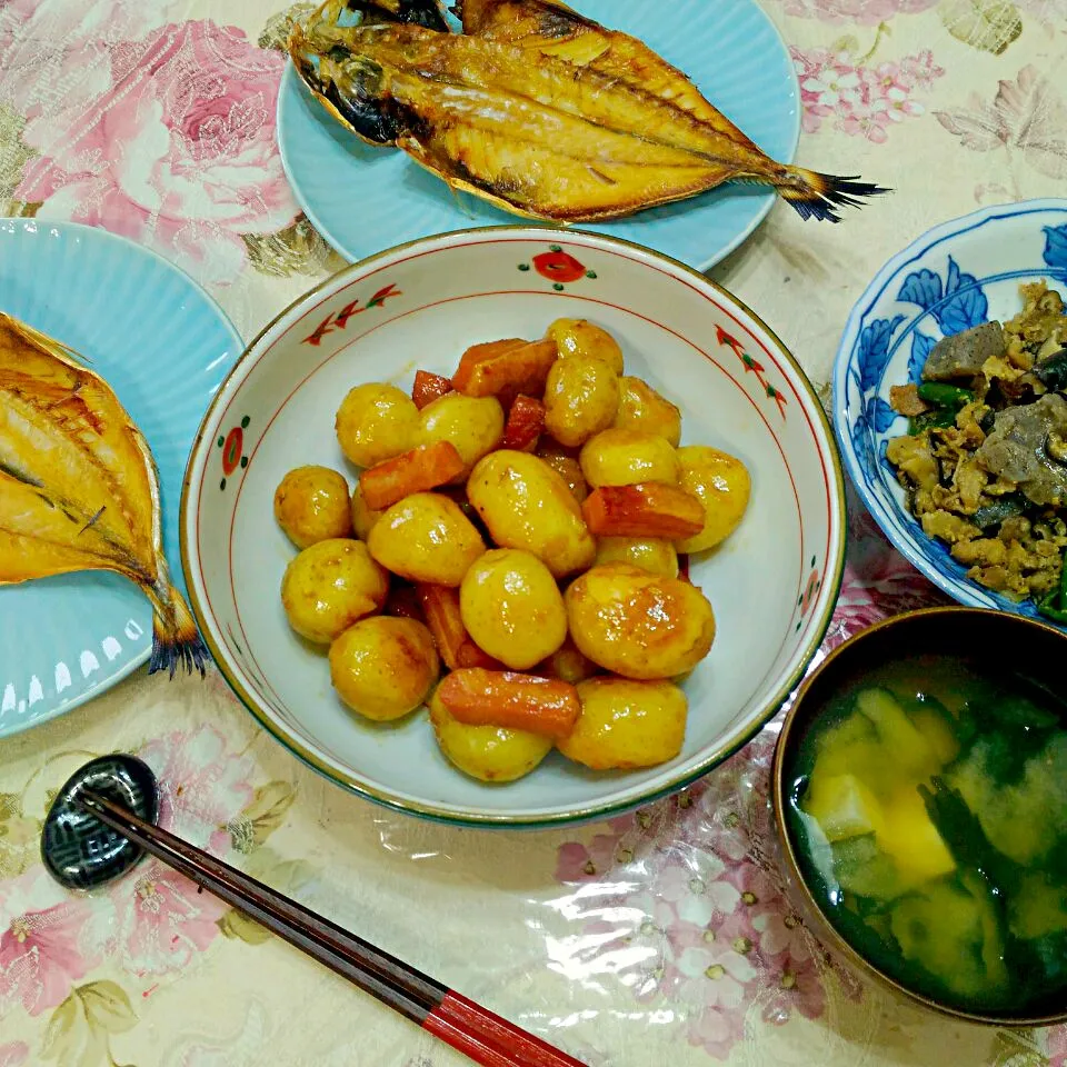 2018.2.1（木）
新じゃがとベーコンのにんにく炒め煮
鯵の干物
こんにゃくと豚肉の甘味噌煮（おとといのお弁当のおかず）
わかめと豆腐の味噌汁|たえさん