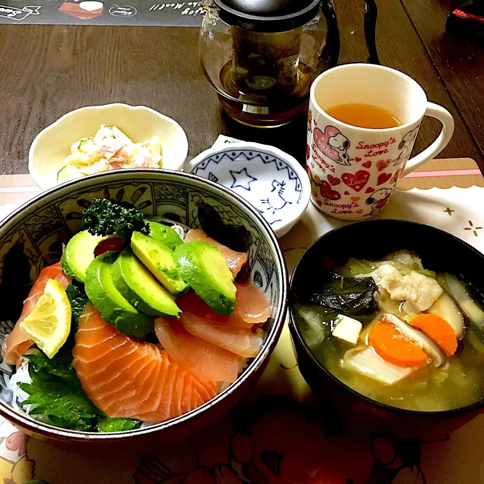 アボカド🥑海鮮丼🐟、豚汁、マカロニサラダ(*^｡^*)|ライムさん