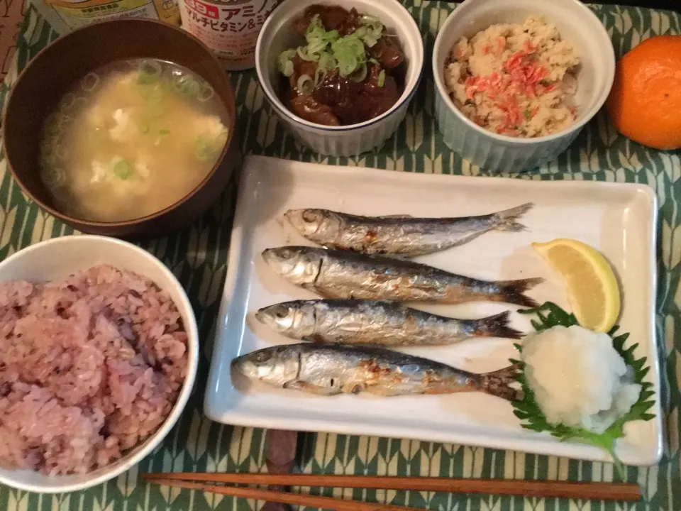 鰯の塩焼き
レバーの甘辛煮
卯の花(桜エビのせ)
雷汁
雑穀ごはん
みかん🍊|yumyum😋さん