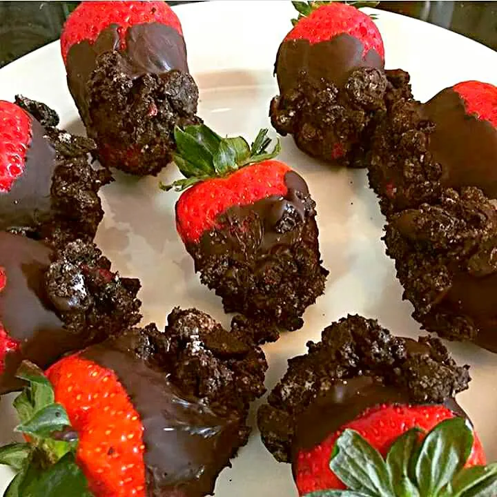 oreo crunch dipped chocolate covered strawberry|CHUENCHAIさん