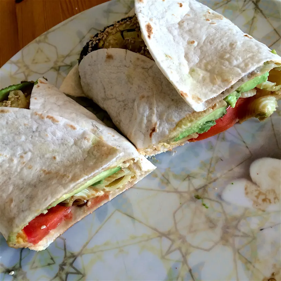 Wrap with hummus, tomatoes, avocado and pasta 😁🌯|MissYumYumさん