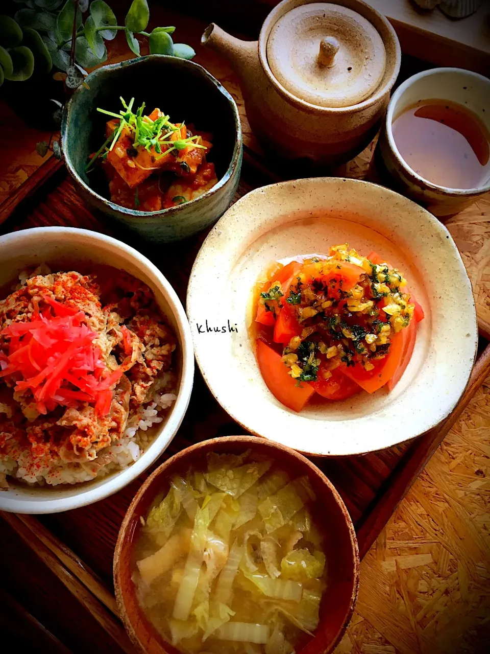 #牛丼 中盛定食
トマト🍅サラダは、玉ねぎタップリでね❣️|KOZUEさん