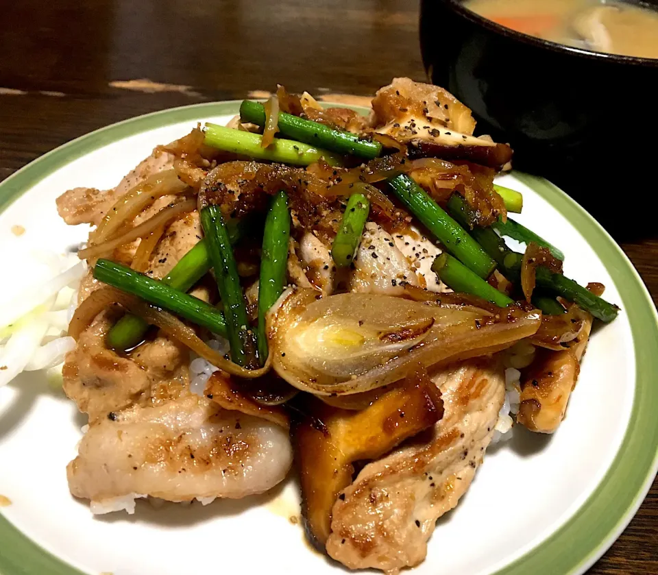 朝ごはん☀️🍴
美味しい生姜焼き丼💥
豚汁
#生姜焼き#豚肉 #にんにくの芽 #椎茸#玉ねぎ|ぽんたさん