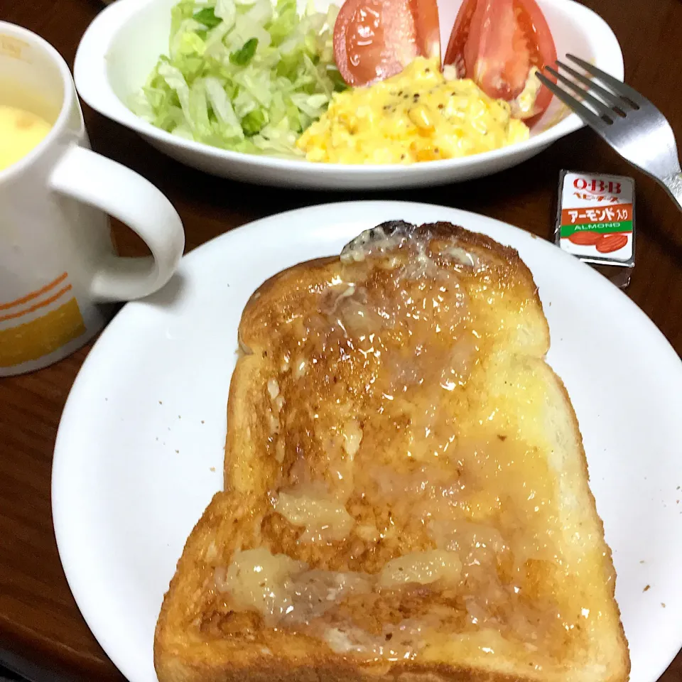 Snapdishの料理写真:朝ごはん。バタートーストに桃ジャム、たまご&野菜サラダ、ベビチ、カップスープ、カフェオレ|星猫さん