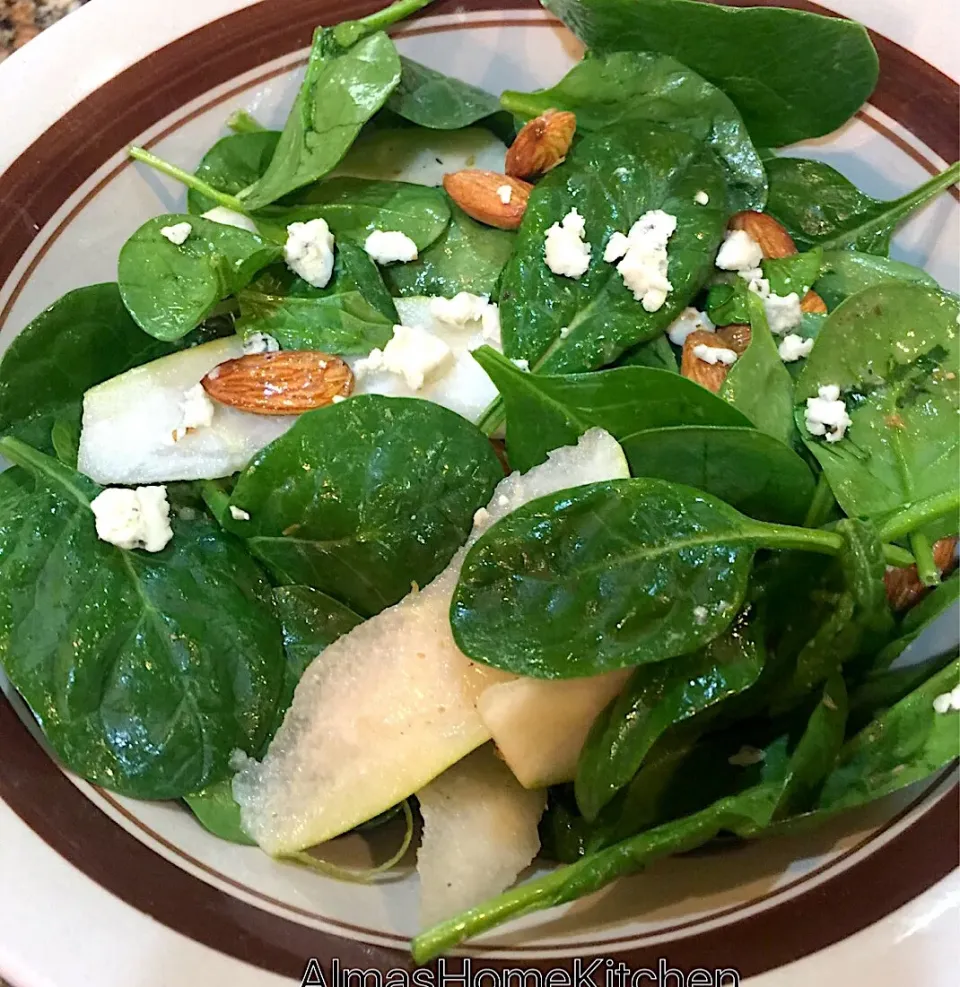 Spinach Salad 🥗 with Almonds and Sliced Pear 🍐Garnish with blue cheese and homemade dressing|Alma's Home Kitchenさん