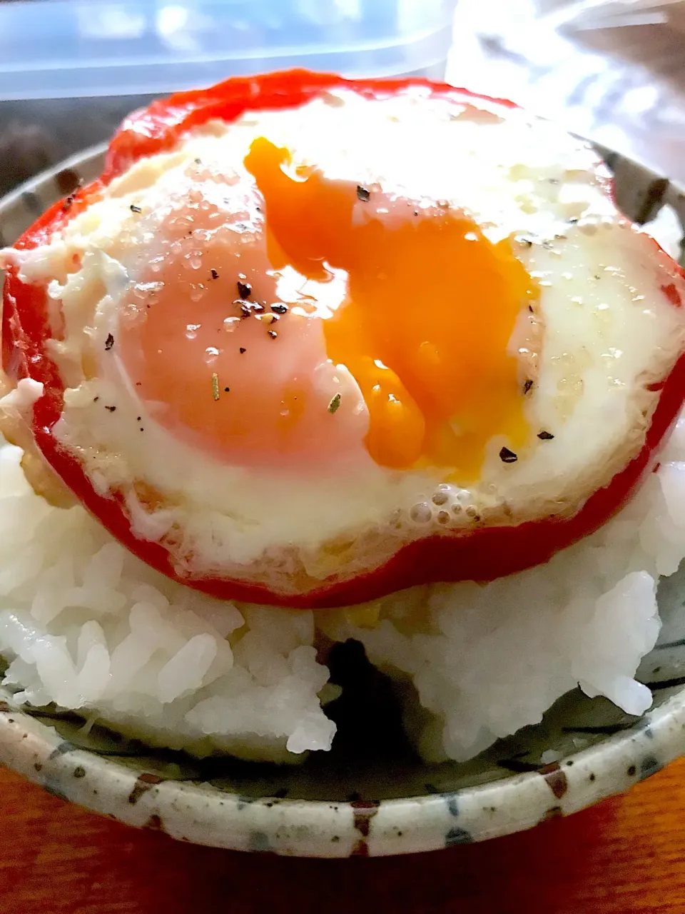 パプリカ目玉焼きご飯|シュトママさん