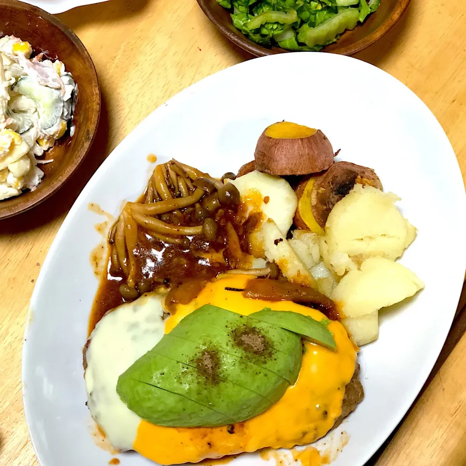 煮込みハンバーグ
チーズアボカド🥑🧀トッピング|ミカさん