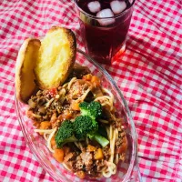 Friday comfort food beef bolognaise and a chill black current juice.|peiyee wongさん