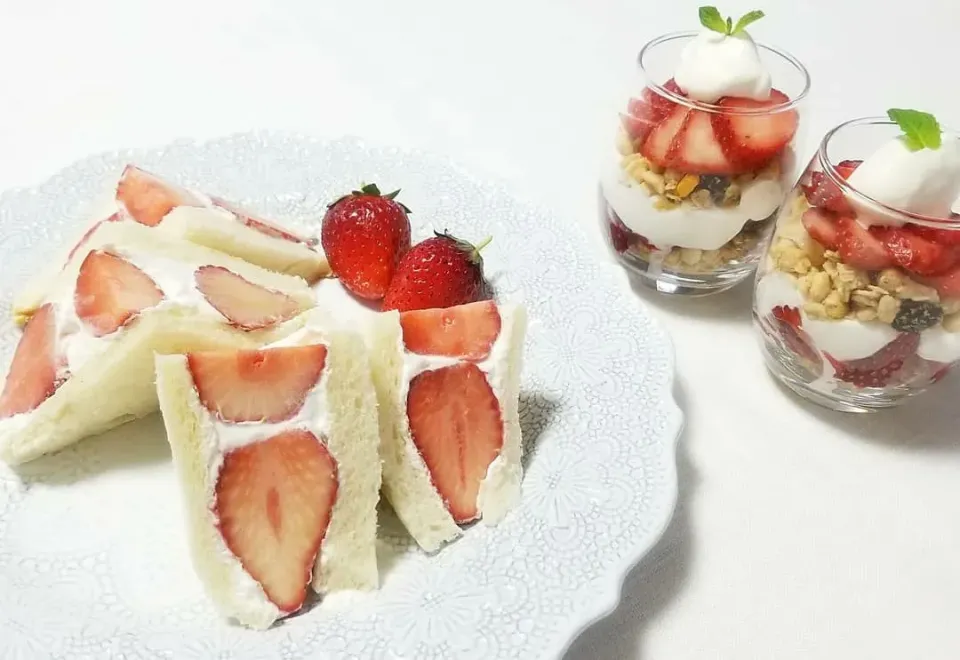 Snapdishの料理写真:いちごサンドとミニパフェ🍓💕|kororon8さん