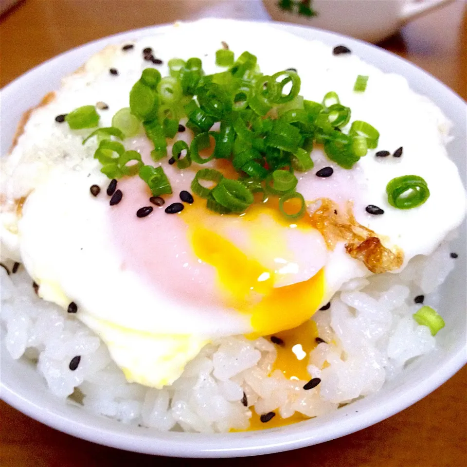 目玉焼き🍳乗せご飯🍚❣半熟とろとろ〜ごま塩でね〜🤗💕|まいりさん