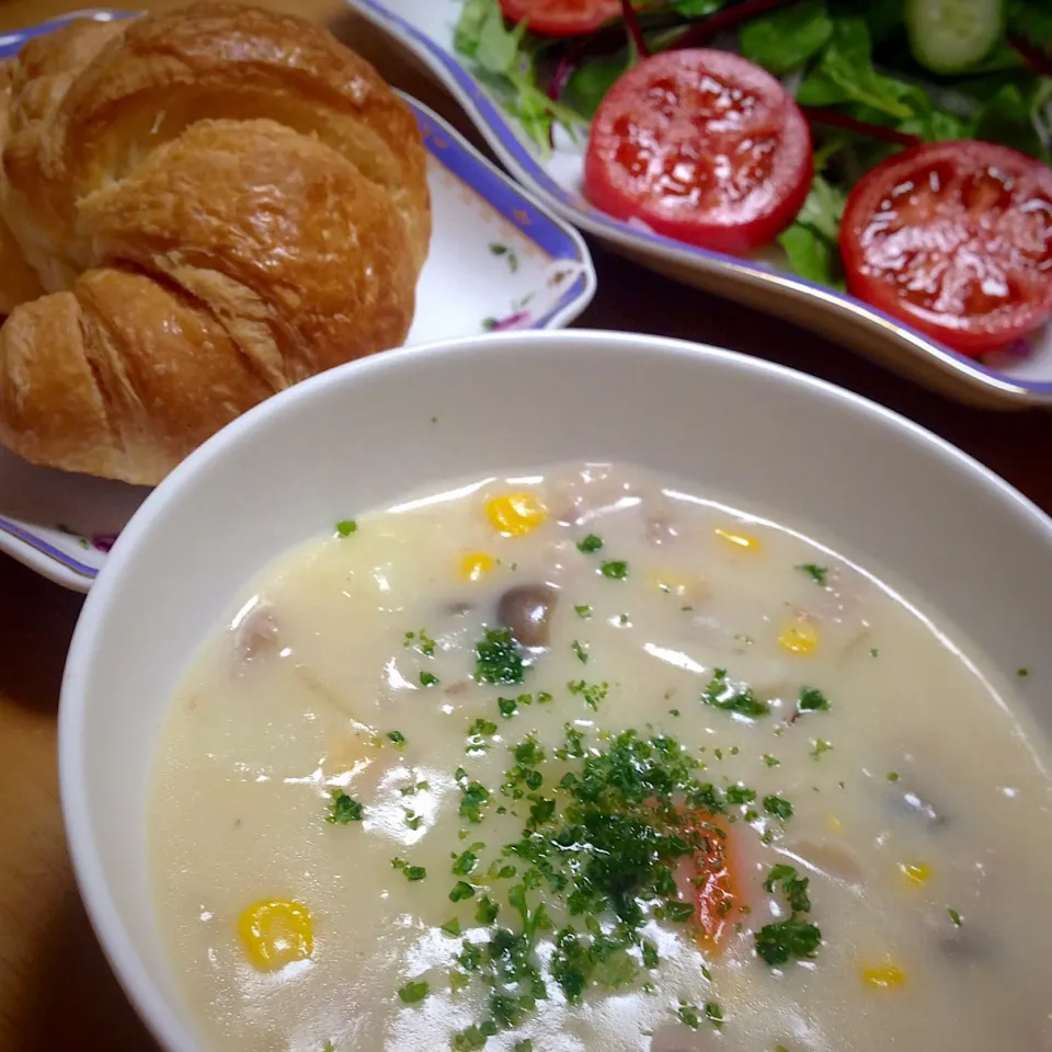 今日の夕食
シチューとクロワッサン🥐|Yu Yu mamaさん