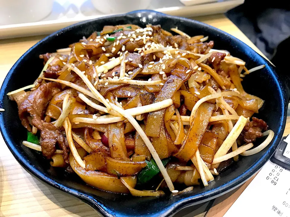 Stir fried flat rice noodles with sliced beef|Sky Blueさん