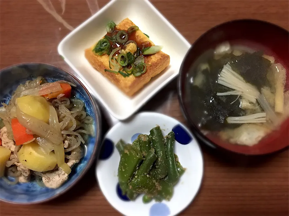 昨夜の夕飯
・豚じゃが
・スナップえんどうといんげんの胡麻和え
・座布団揚げ焼き
・具沢山味噌汁|まるちゃんさん