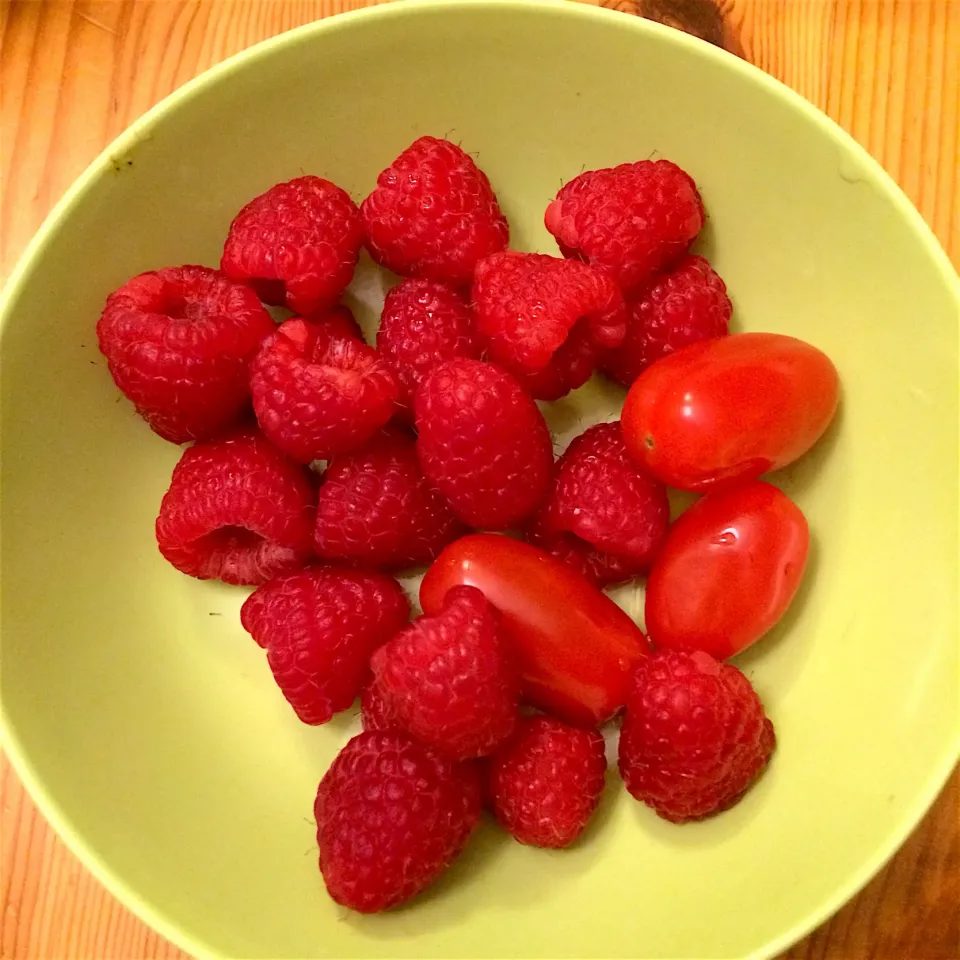 Snapdishの料理写真:Rasberries and cherry tomatoes 🍅|MissYumYumさん