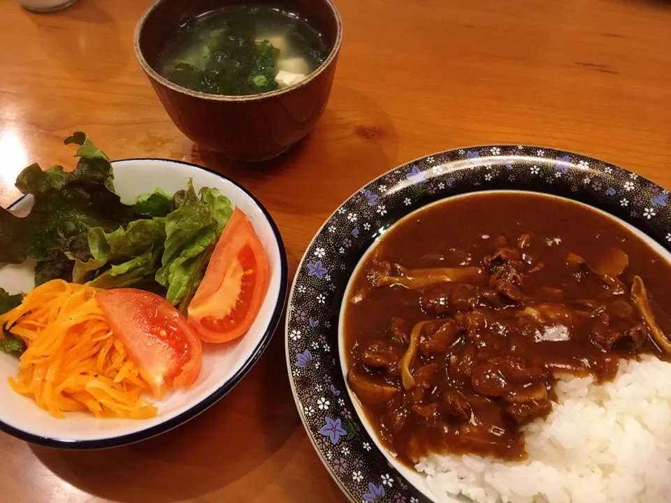 2/2 夕飯♪ ハヤシライス キャロットラペ     ワカメと豆腐のスープ|ikukoさん