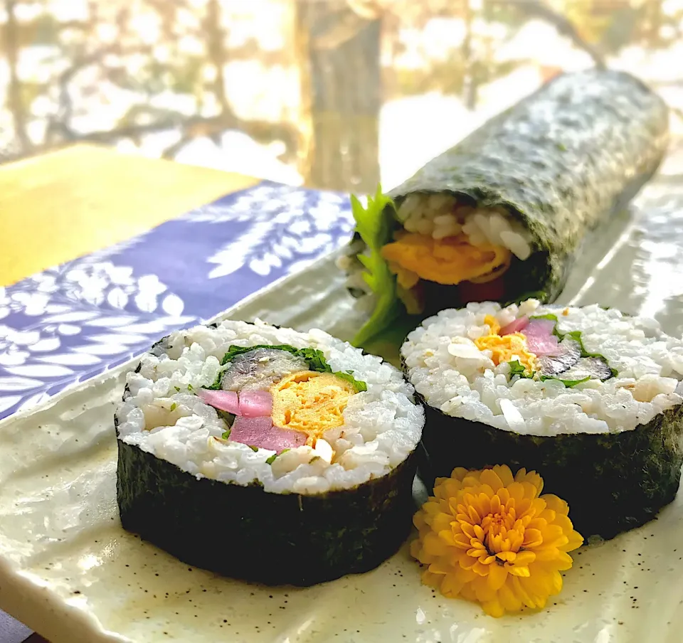 Snapdishの料理写真:昼ごはん  恵方巻き|砂雪さん