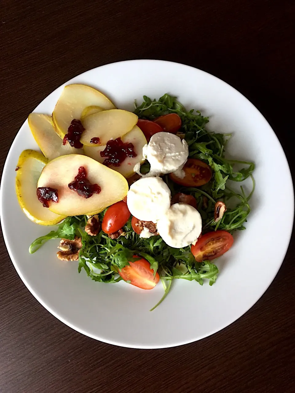 Snapdishの料理写真:Grilovaná hruška s brusinkami a kozím sýrem na salátku z rukoly zasypaná vlašským ořechem|LucieFoodさん