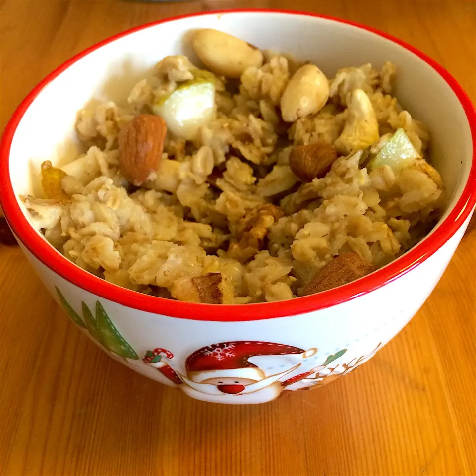 Oatmeal with nuts, pear, peanut butter powder and agave syrup 🍐|MissYumYumさん